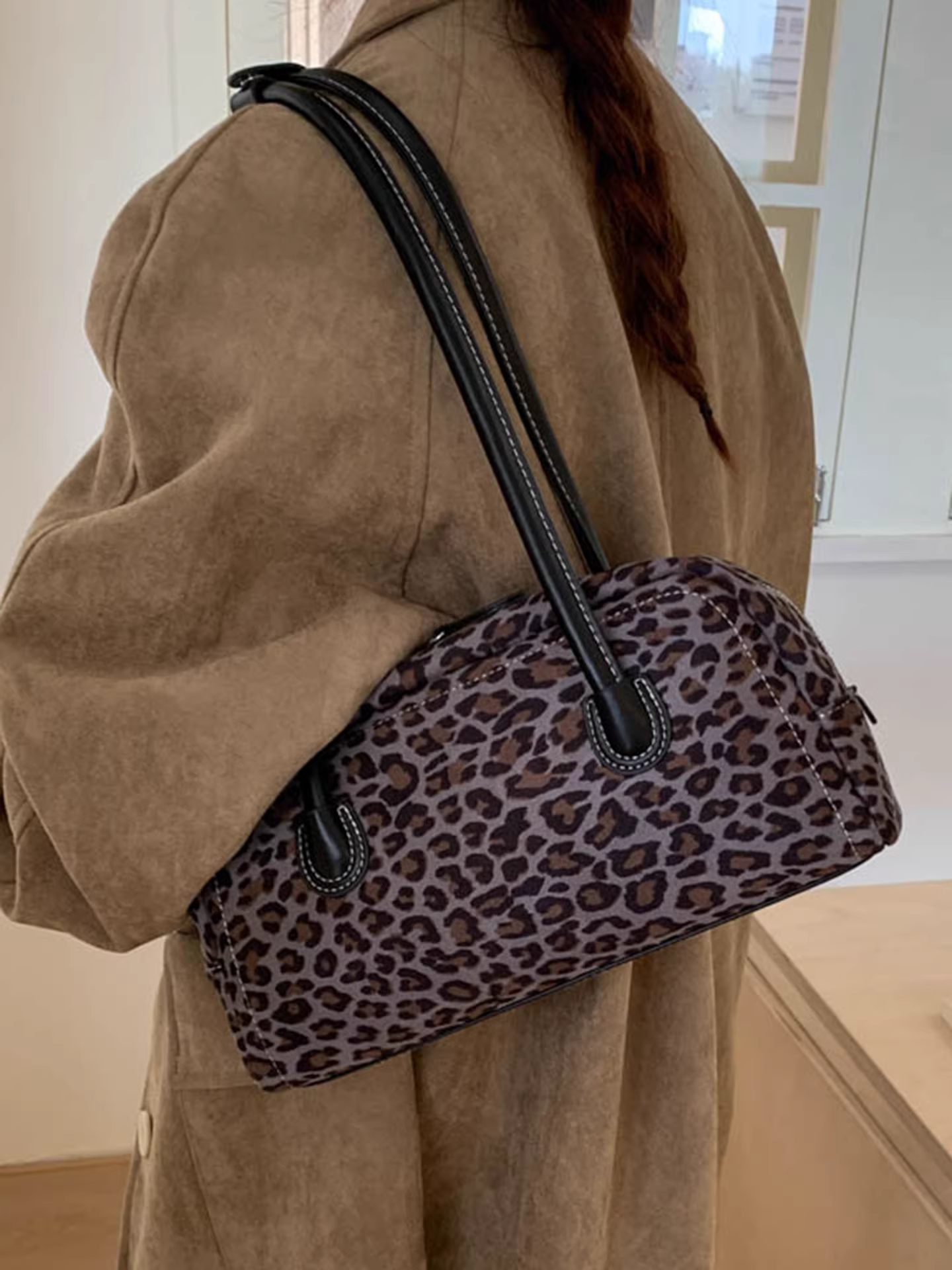 Túi da lộn họa tiết báo dành cho nữ, dung tích lớn, thiết kế độc đáo thu đông 2025, túi đeo vai/nách, túi gối.