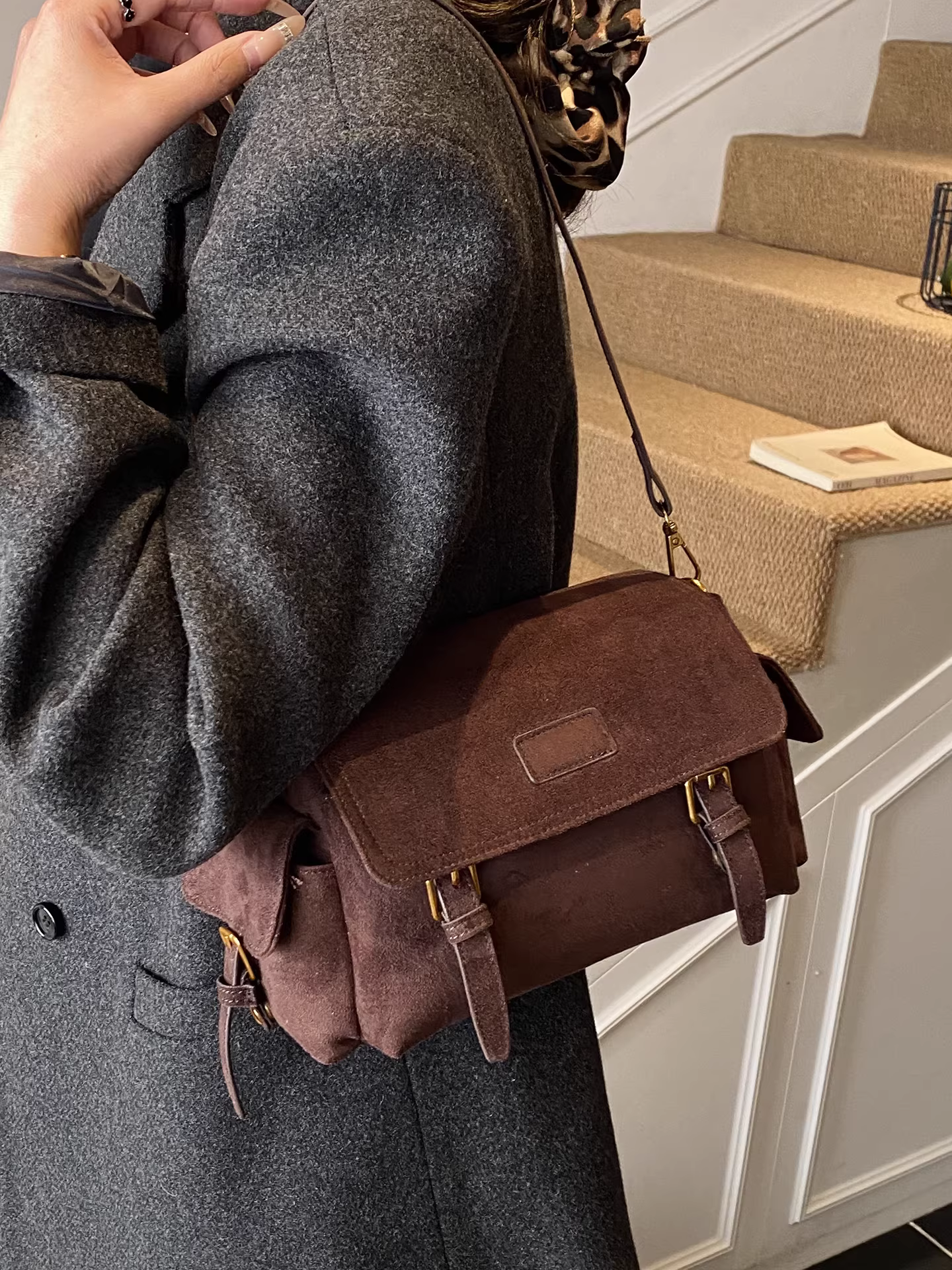 Túi xách nữ vintage chất liệu mờ, thiết kế độc đáo mùa thu đông 2025, túi đeo chéo vai quai rộng, túi gối thời thượng