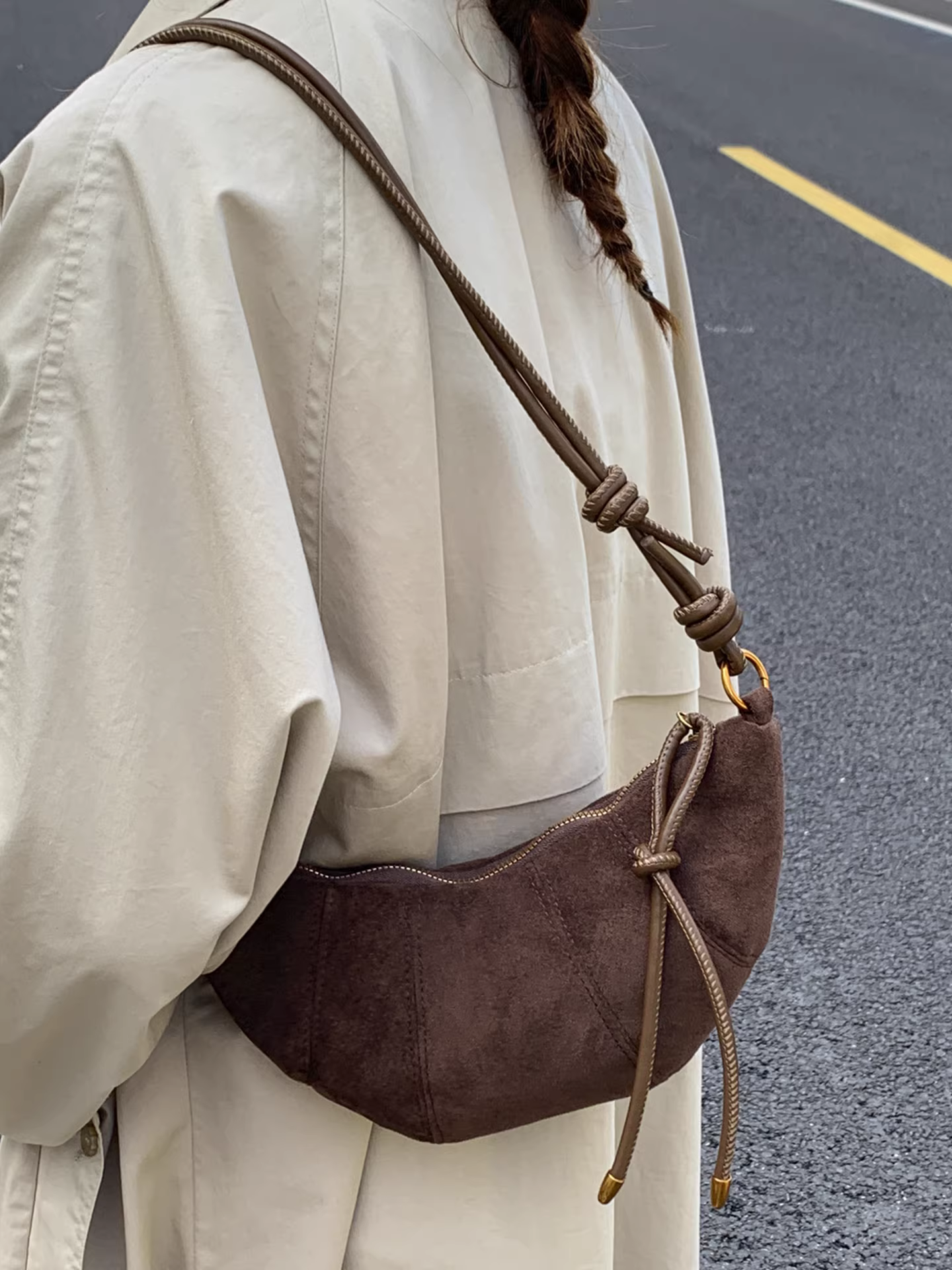 Túi da lộn nữ, dung tích lớn, thiết kế độc đáo thu đông 2025, túi đeo chéo một bên vai, túi bánh bao cao cấp.