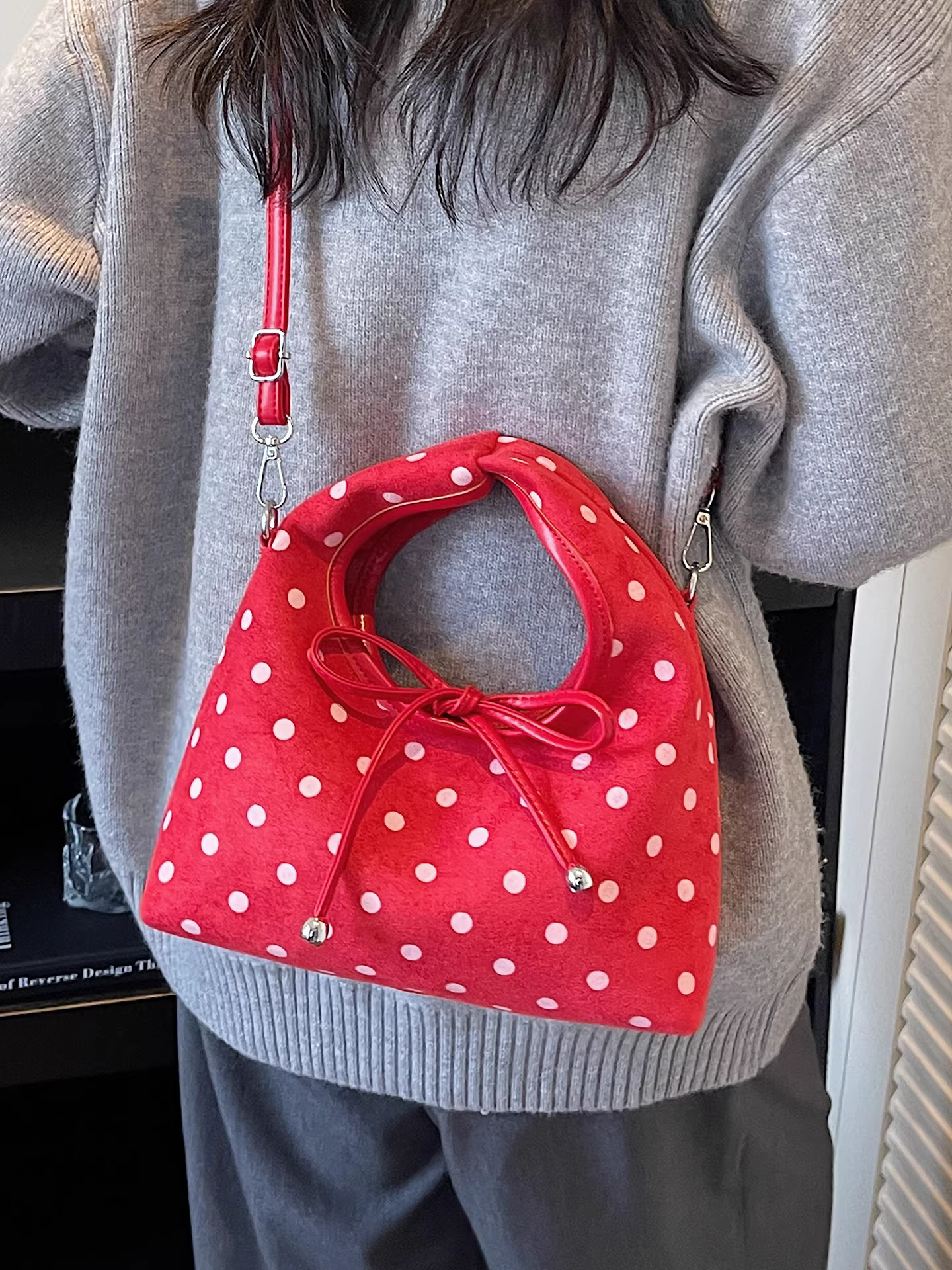 Túi da lộn nữ, kiểu mới thu đông 2025, túi đeo chéo chấm bi retro giản dị, túi xách cao cấp kiểu bánh bao.