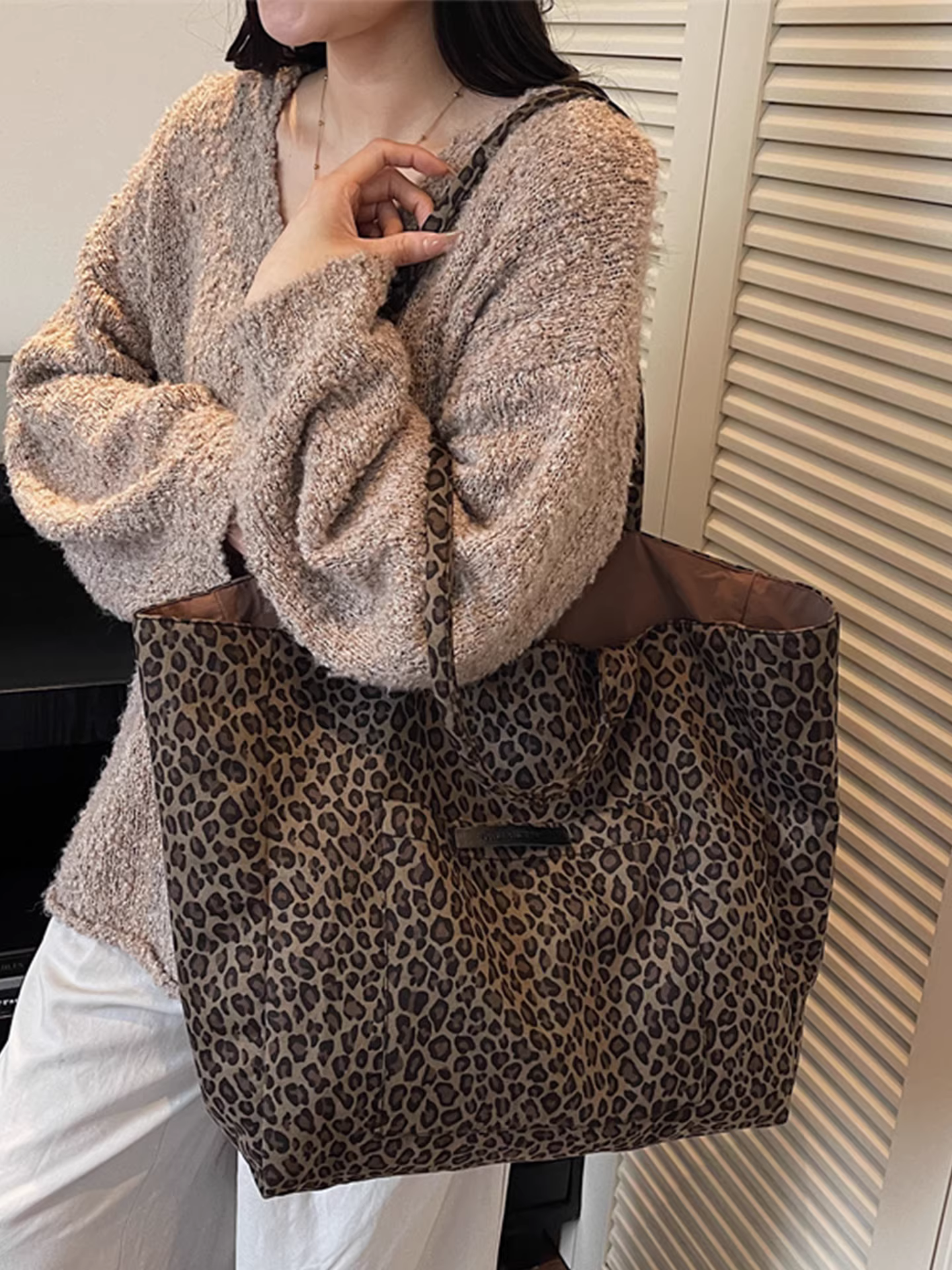 Túi vải canvas họa tiết da báo dành cho nữ, sức chứa lớn, túi đeo vai đa năng thu đông 2025 mới, túi tote thông thường dành cho sinh viên đại học đi học.