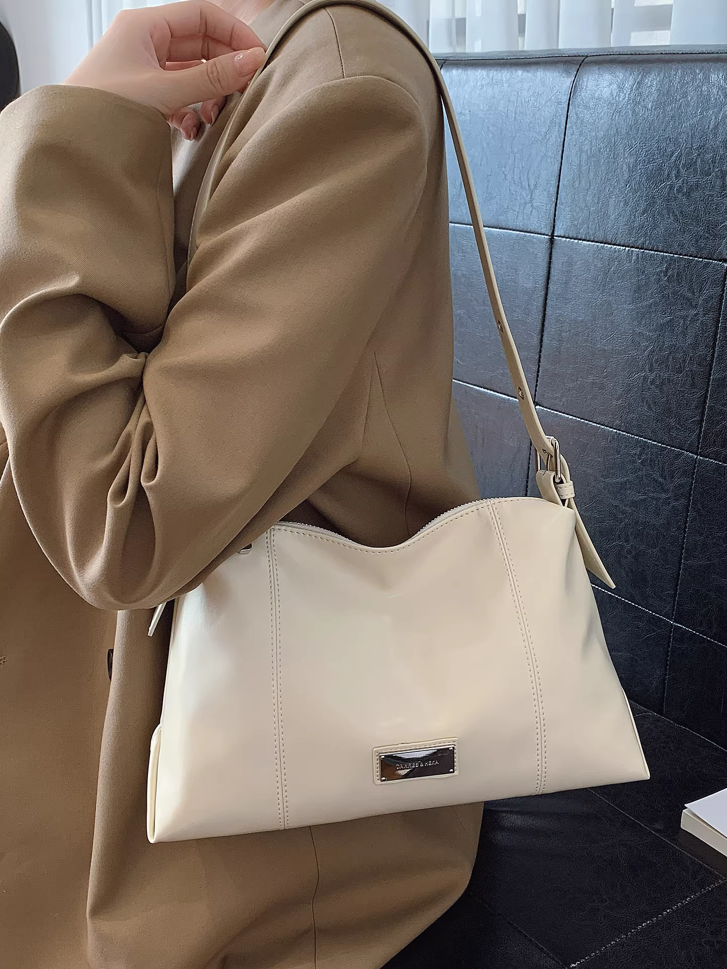 Những mẫu túi xách nữ được ưa chuộng năm nay là các mẫu mới năm 2025 dành cho mùa thu đông, túi đeo chéo đa năng và đơn giản, túi tote đi làm.