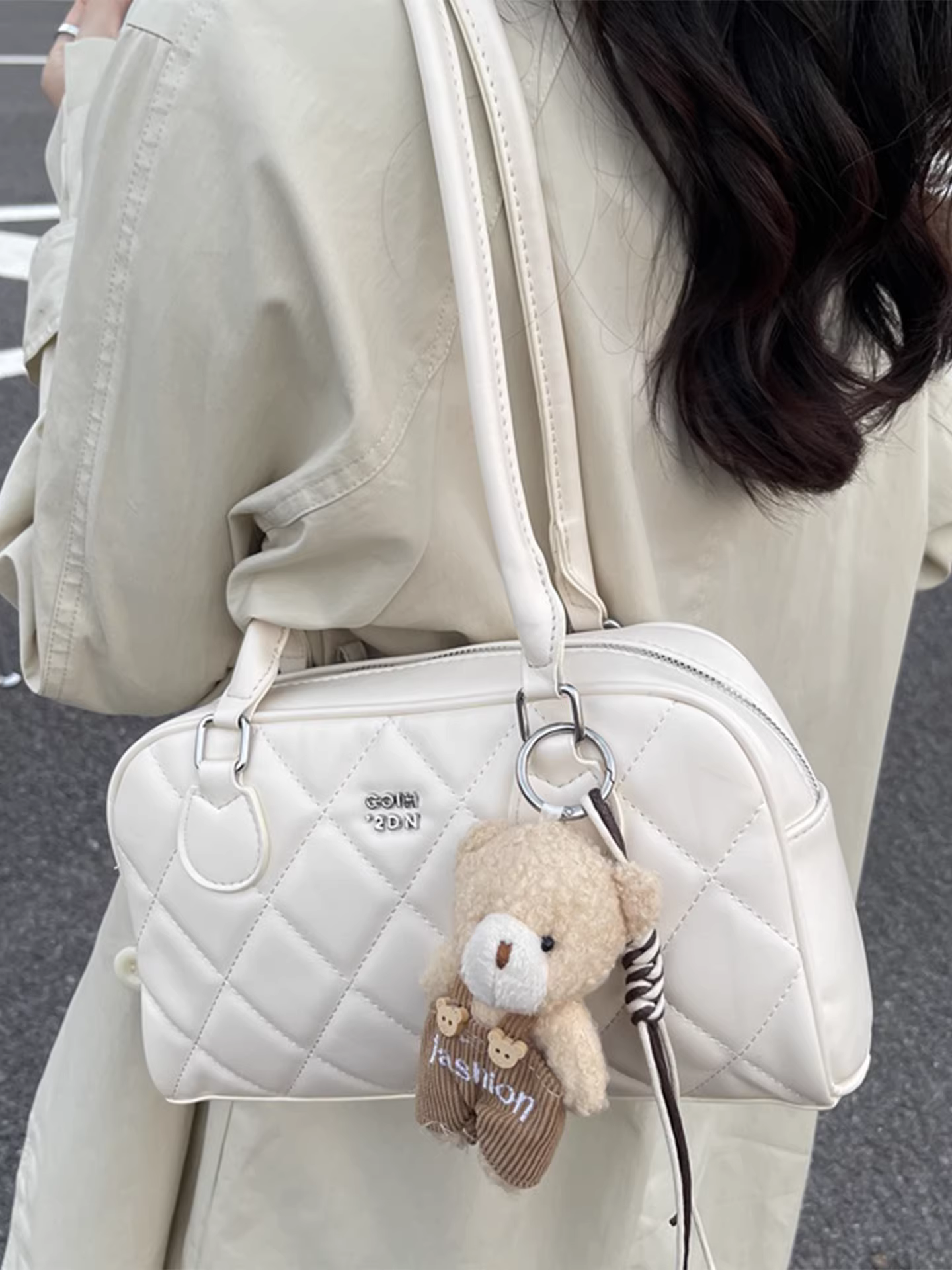 Túi xách nữ cỡ lớn, mẫu mới thu đông 2025, thiết kế cá tính, đeo vai/nách, kiểu dáng túi gối may chần, thích hợp đi làm.