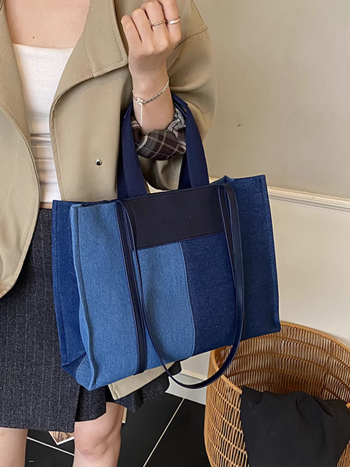 Túi denim nữ, dung tích lớn, màu phối chắp vá mùa thu đông 2025 mới, túi đeo vai dành cho học sinh đi học.