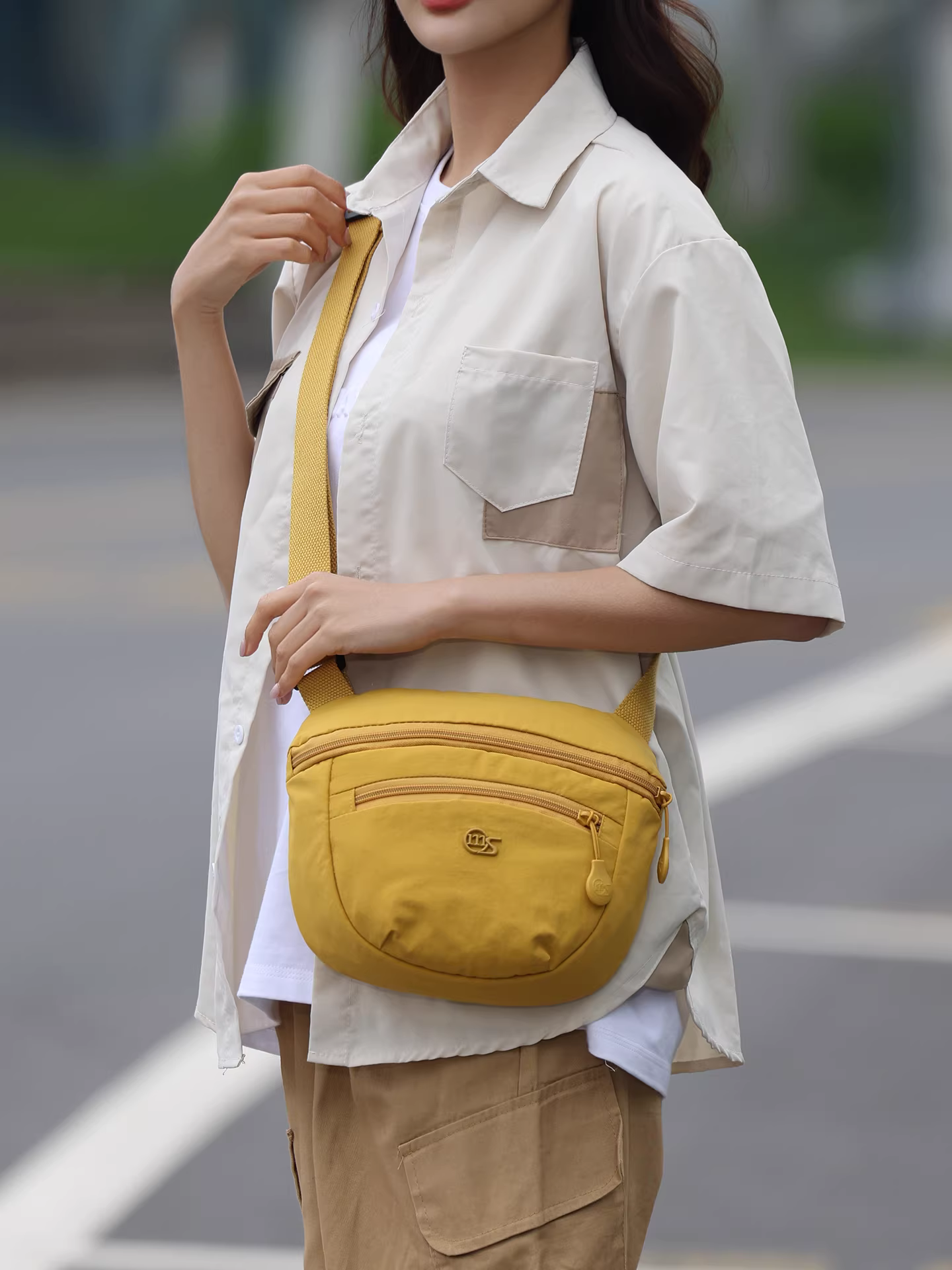 Túi vải canvas nữ, mẫu mới hè 2025, thiết kế độc đáo, đeo chéo một bên vai, phong cách Hàn Quốc, túi yên ngựa đang thịnh hành.