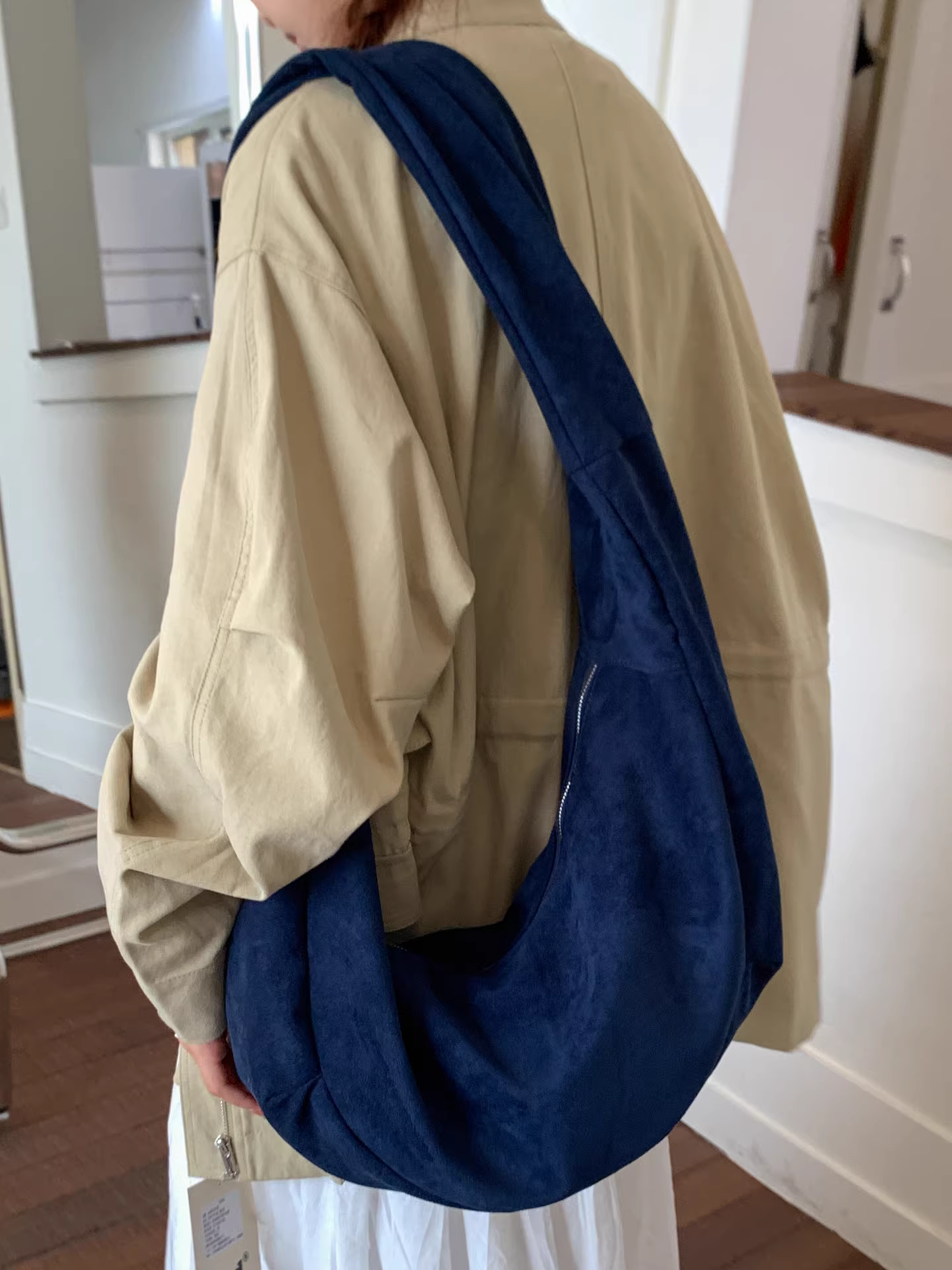 Túi da lộn nữ, dung tích lớn, thiết kế độc đáo thu đông 2025, túi đeo chéo một bên vai, túi bánh bao cổ điển.