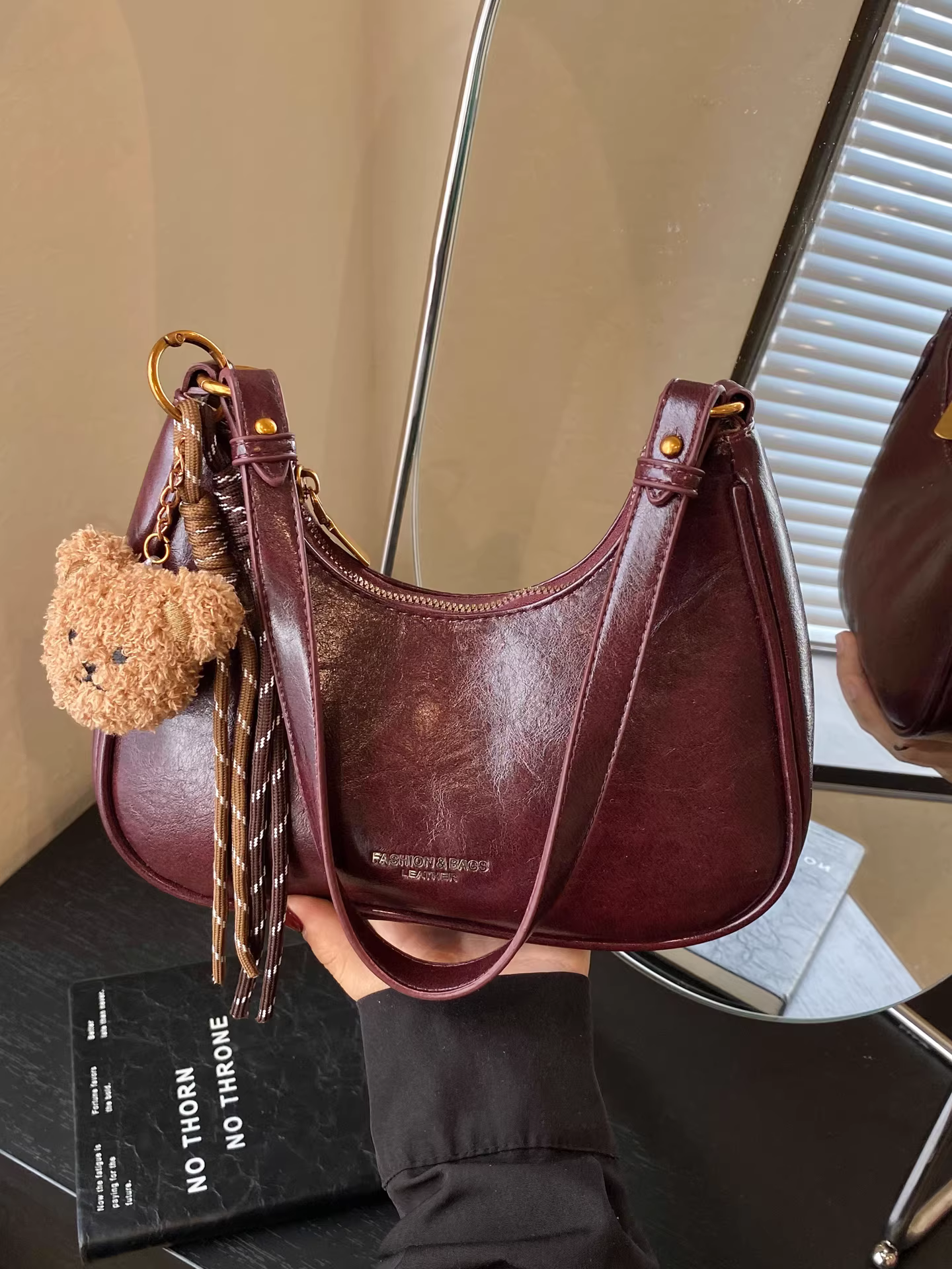 Túi xách nữ cao cấp thời trang, mẫu mới thu đông 2025, phong cách vintage độc đáo, đeo chéo một bên vai, túi bánh bao hot trên mạng xã hội.