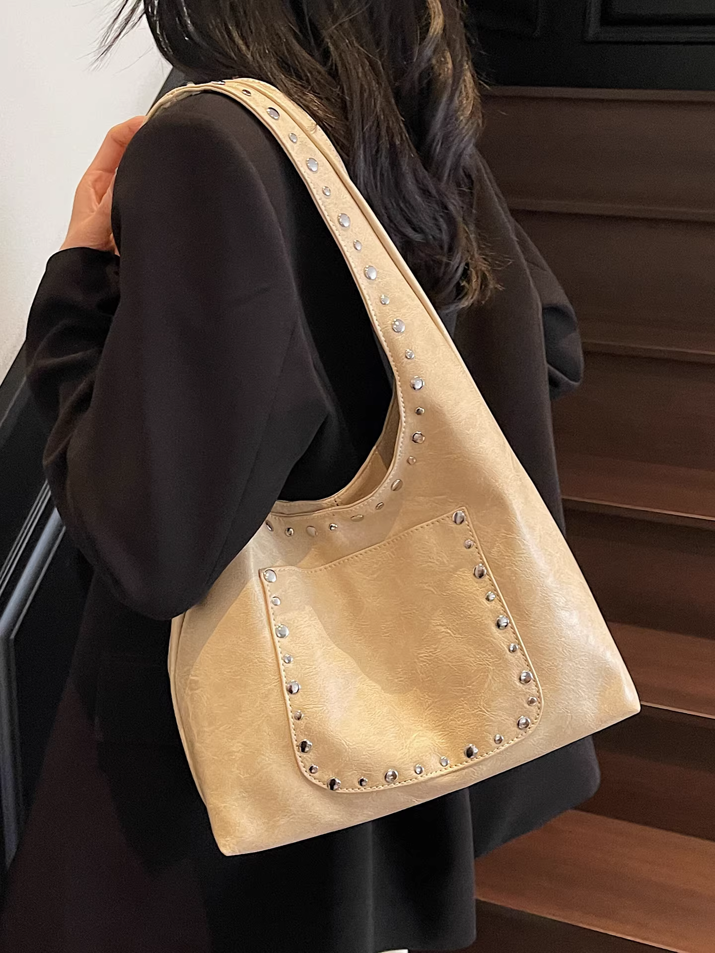 Túi đeo chéo nữ retro, dung tích lớn, mẫu mới hè 2025, đa năng, có đinh tán, thích hợp đi làm và đi chơi