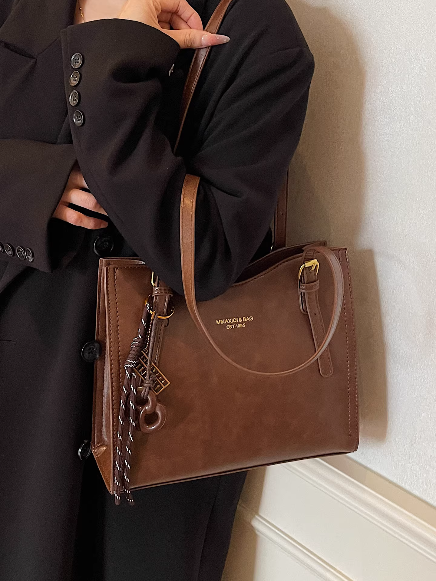 Túi đeo chéo nữ retro, dung tích lớn, mẫu mới thu đông 2025, đa năng, đơn giản, thích hợp đi làm và phối đồ công sở.