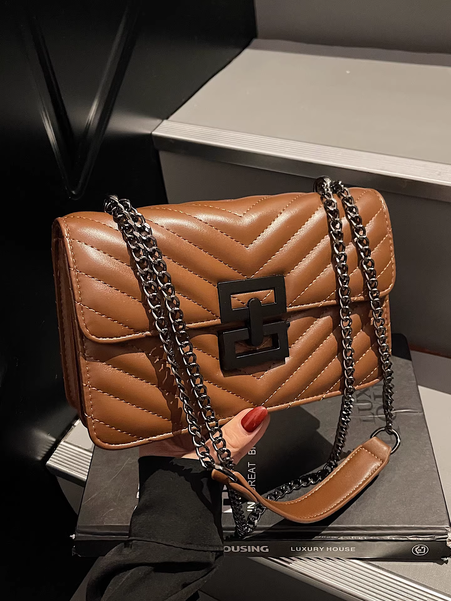 Túi đeo chéo nữ họa tiết kim cương, mẫu mới thu đông 2025, thiết kế cá tính, túi đeo vai nhỏ hình vuông đang thịnh hành.