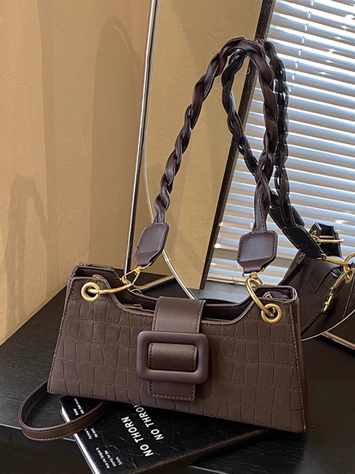 Túi đeo chéo nữ retro, dung tích lớn, mẫu mới thu đông 2025, thiết kế độc đáo, đeo vai/nách, túi vuông nhỏ