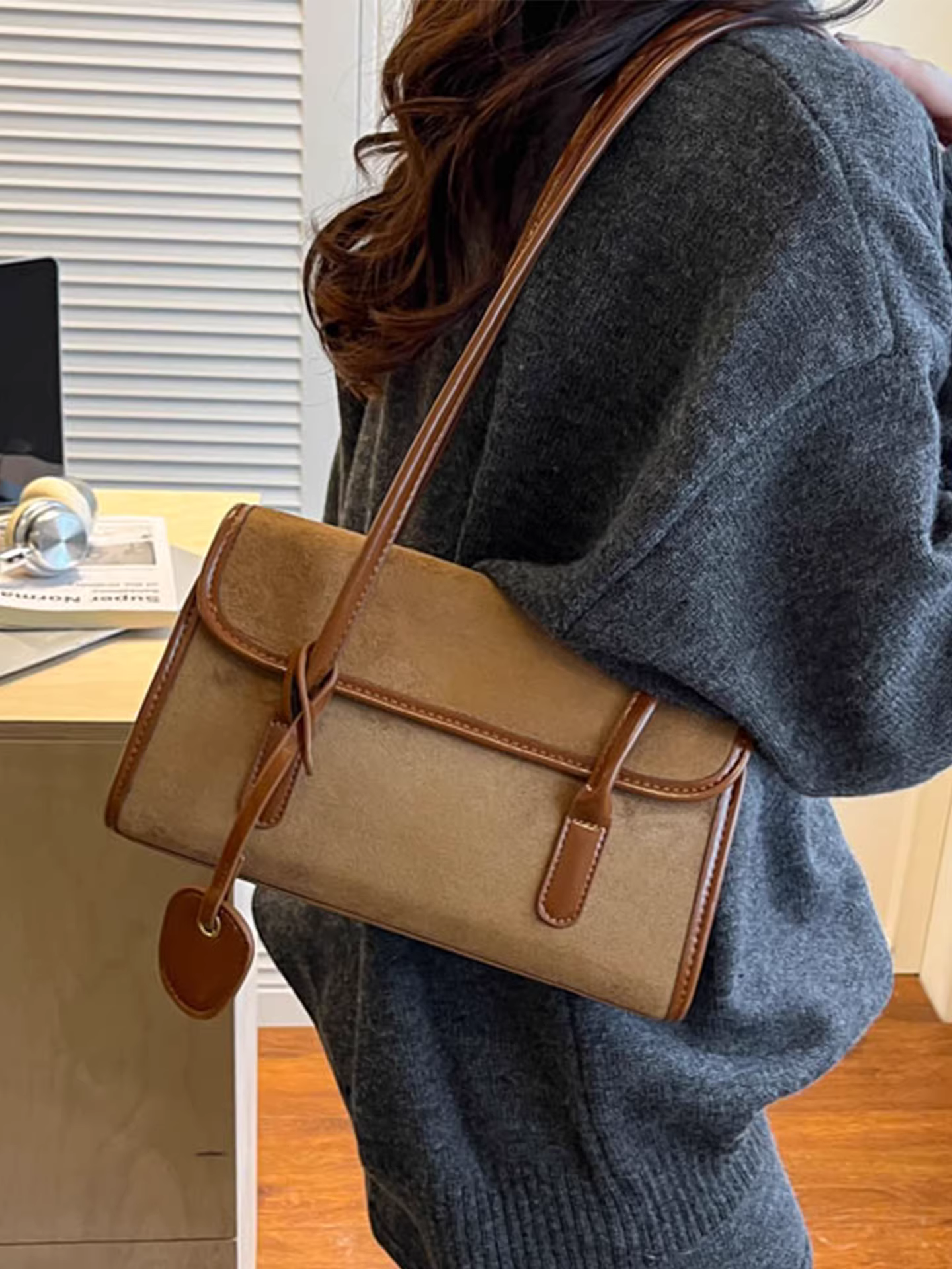 Túi da lộn dành cho nữ, sức chứa lớn, túi đeo vai đa năng phong cách retro mới mùa thu đông 2025, rất sành điệu, thích hợp đi làm và đi làm.