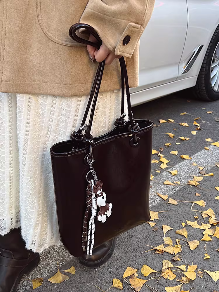 Những mẫu túi xách thời thượng được ưa chuộng năm nay dành cho nữ, dung tích lớn, mẫu mới thu đông 2025, kiểu dáng đơn giản, đa năng, túi đeo vai, túi đeo chéo kiểu xô.