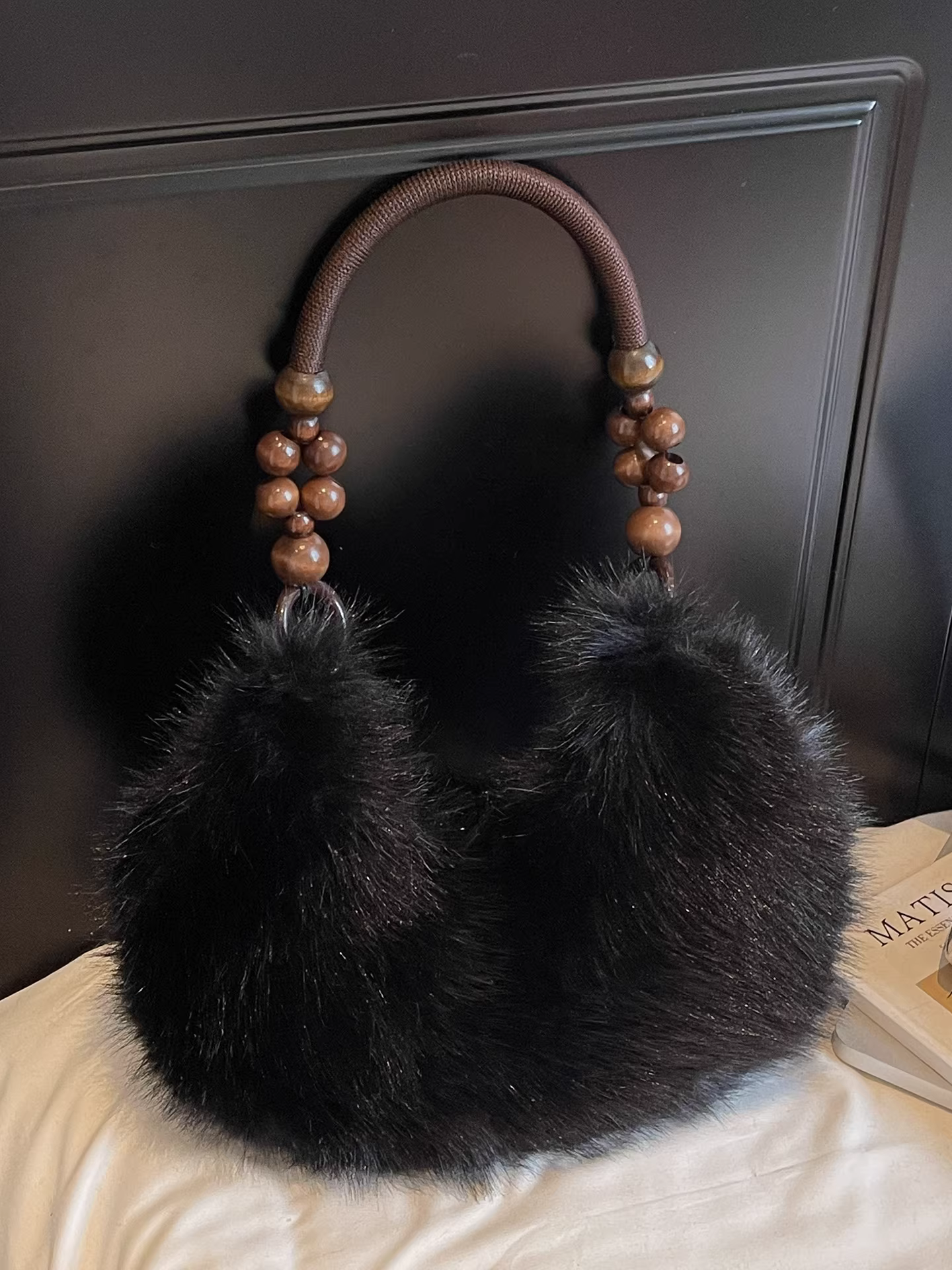 Túi xách lông mềm dành cho nữ, dung tích lớn, mẫu mới thu đông 2025, túi đeo vai, túi lông xù đeo nách, túi bánh bao cao cấp và thời trang.