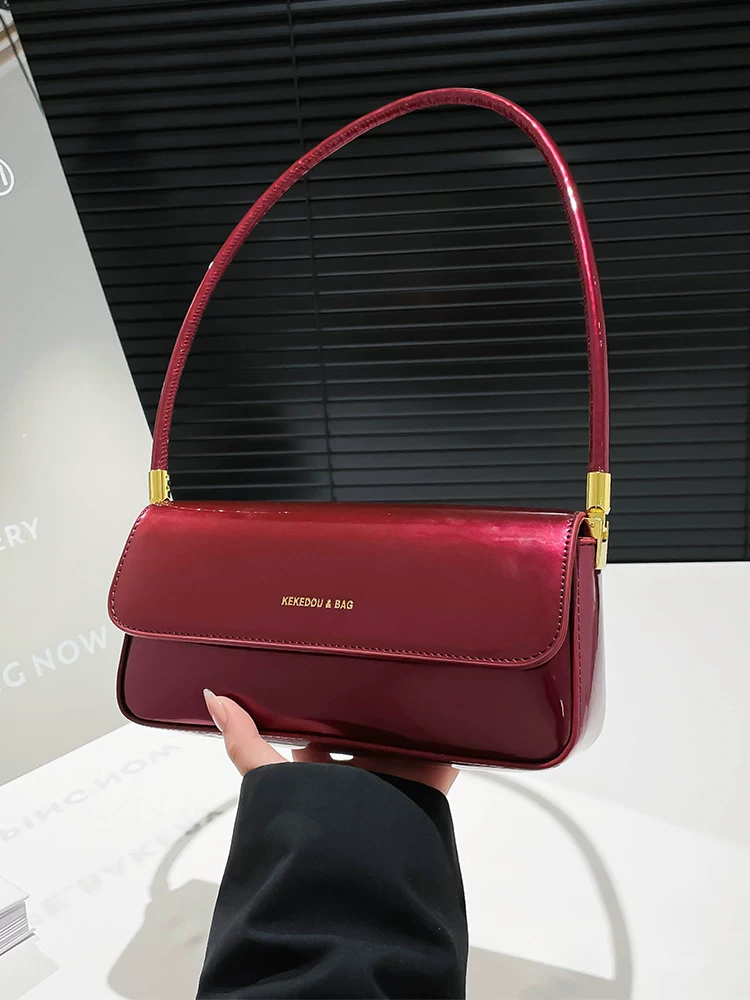 Túi nhỏ cao cấp và thời trang dành cho nữ, mẫu thiết kế độc đáo năm 2025 bằng da bóng, đeo vai/nách, kiểu dáng túi gối Hàn Quốc.