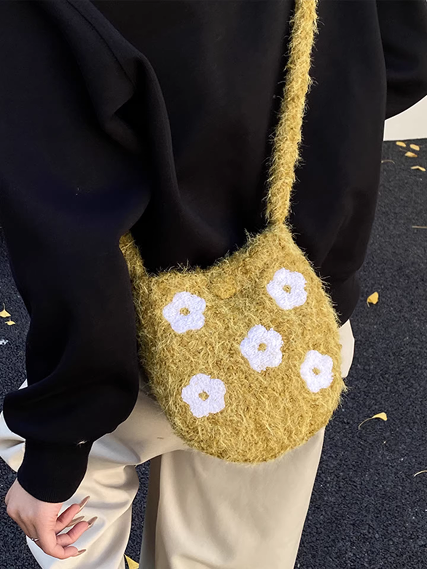 Những chiếc túi nhỏ phổ biến năm nay dành cho nữ, túi đeo chéo lông mềm kiểu giản dị mới mùa thu đông 2025, túi xô len giản dị