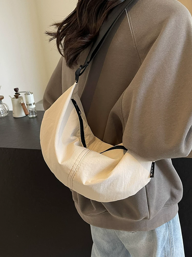 Túi vải bố cỡ lớn dành cho nữ, mẫu mới thời trang thu đông 2025, thiết kế độc đáo đeo chéo một bên vai, túi bánh bao đi làm.