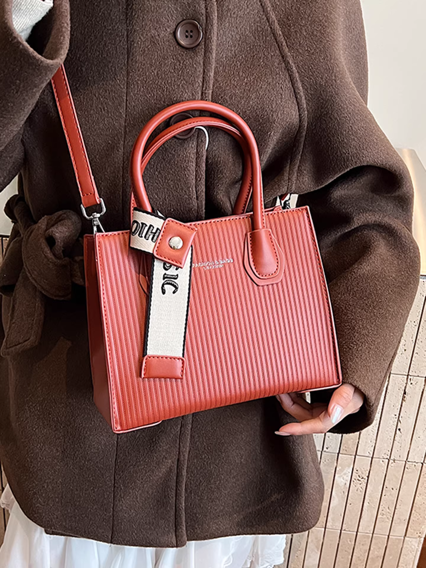 Túi xách cổ điển dành cho nữ, đa năng cho mùa thu đông, mẫu mới 2025 với thiết kế sọc, túi đeo vai và đeo chéo rất bắt mắt, túi xách vuông nhỏ phổ biến.