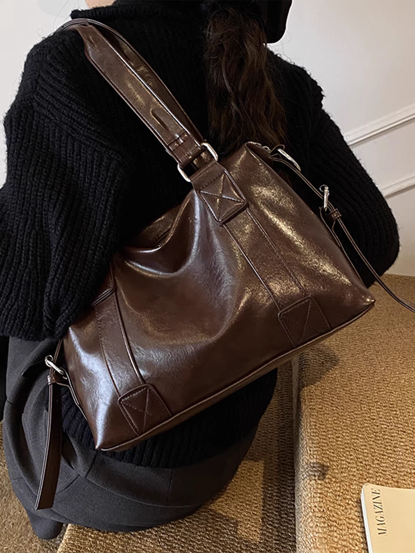 Túi đeo chéo nữ retro, dung tích lớn, mẫu mới thu đông 2025, chất liệu có vân, đeo vai/nách, kiểu dáng đơn giản, tiện dụng.