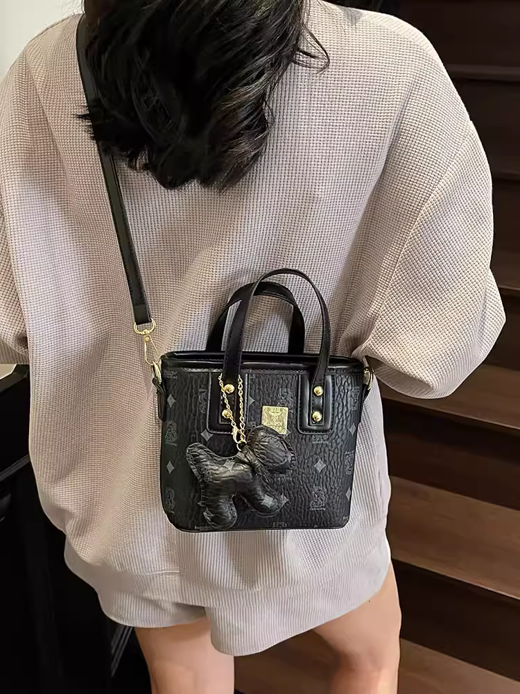 Túi nhỏ siêu hot dành cho nữ, đa năng cho mùa hè, mẫu túi đeo chéo thời trang mới 2025, túi đeo vai xu hướng năm nay.