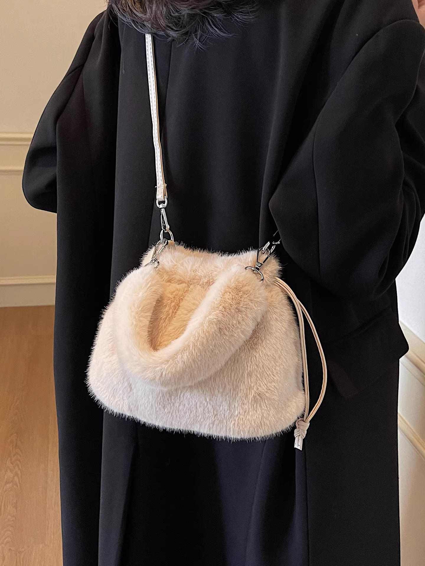 Túi đeo chéo lông mềm mại dành cho nữ, thiết kế độc đáo thu đông 2025, túi xô lông thú thời thượng năm nay.