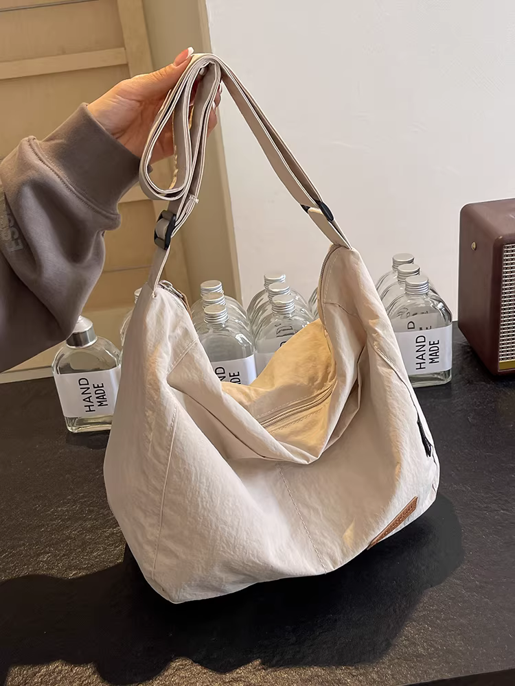 Túi xách nữ cỡ lớn, kiểu mới thu đông 2025, chất liệu canvas đeo vai/chéo, túi đi làm, túi tote đa năng, phong cách giản dị.
