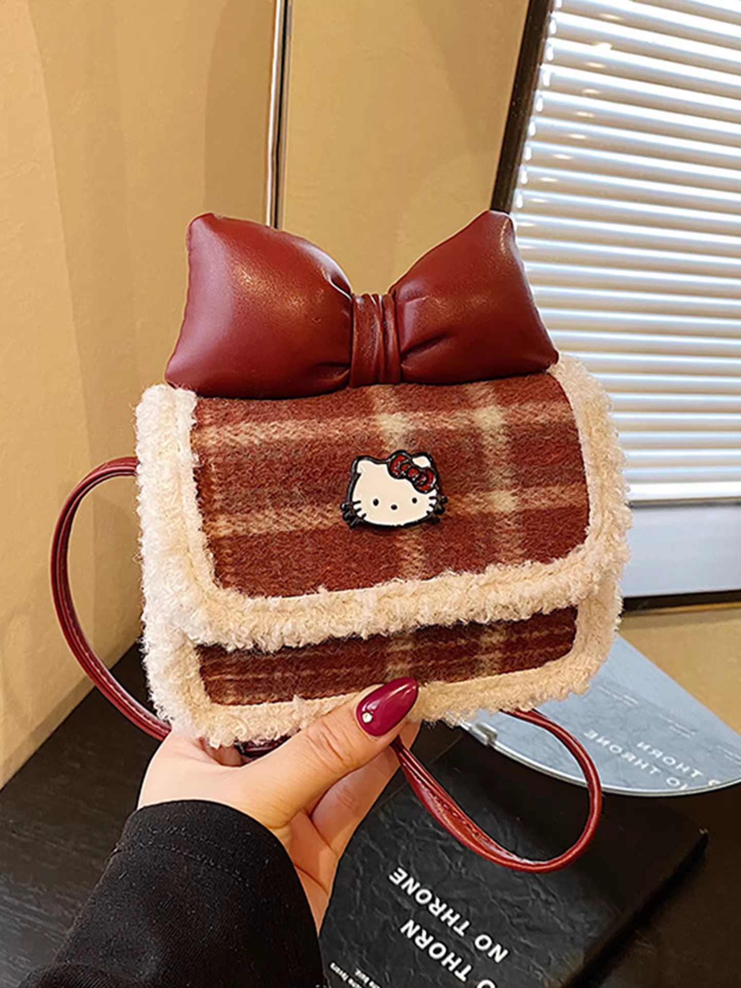 Túi mini cao cấp dành cho nữ, kiểu mới thu đông 2025, túi đeo chéo lông cừu mềm mại có nơ, túi vuông nhỏ.