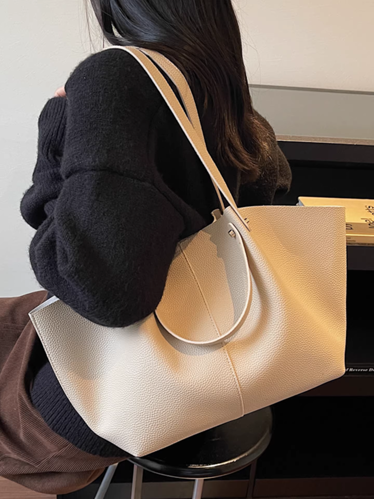 Túi đeo chéo nữ retro, dung tích lớn, mẫu mới thu đông 2025, phong cách thường ngày, có thể dùng làm túi cho mẹ chồng, đi làm và đựng đồ công sở.