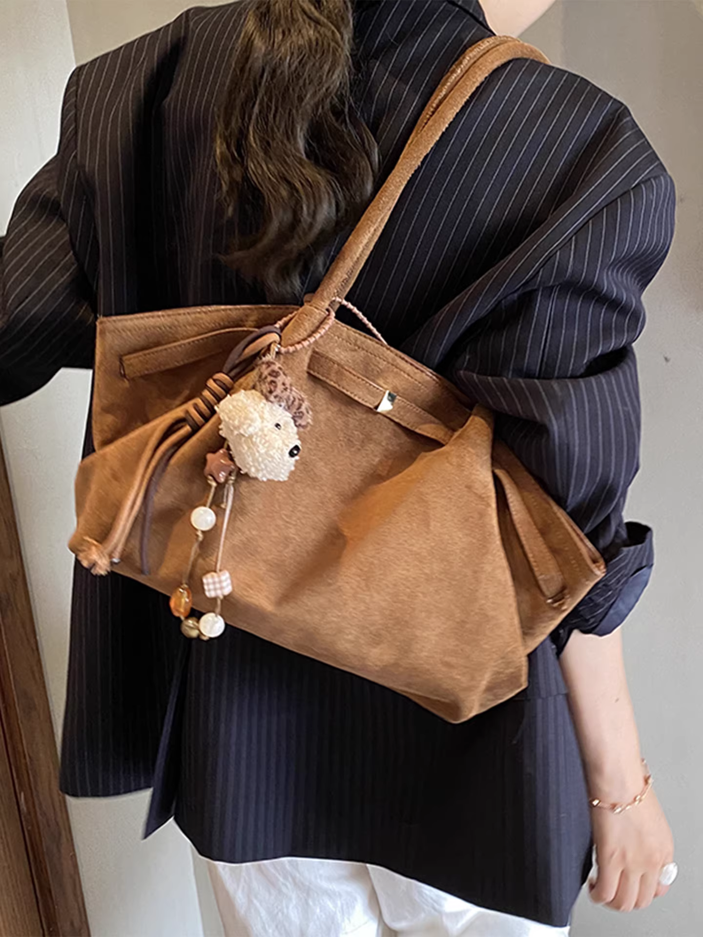 Túi da lộn nữ, dung tích lớn, mẫu mới thu đông 2025, túi đeo vai cổ điển mờ, túi tote đi làm xếp ly