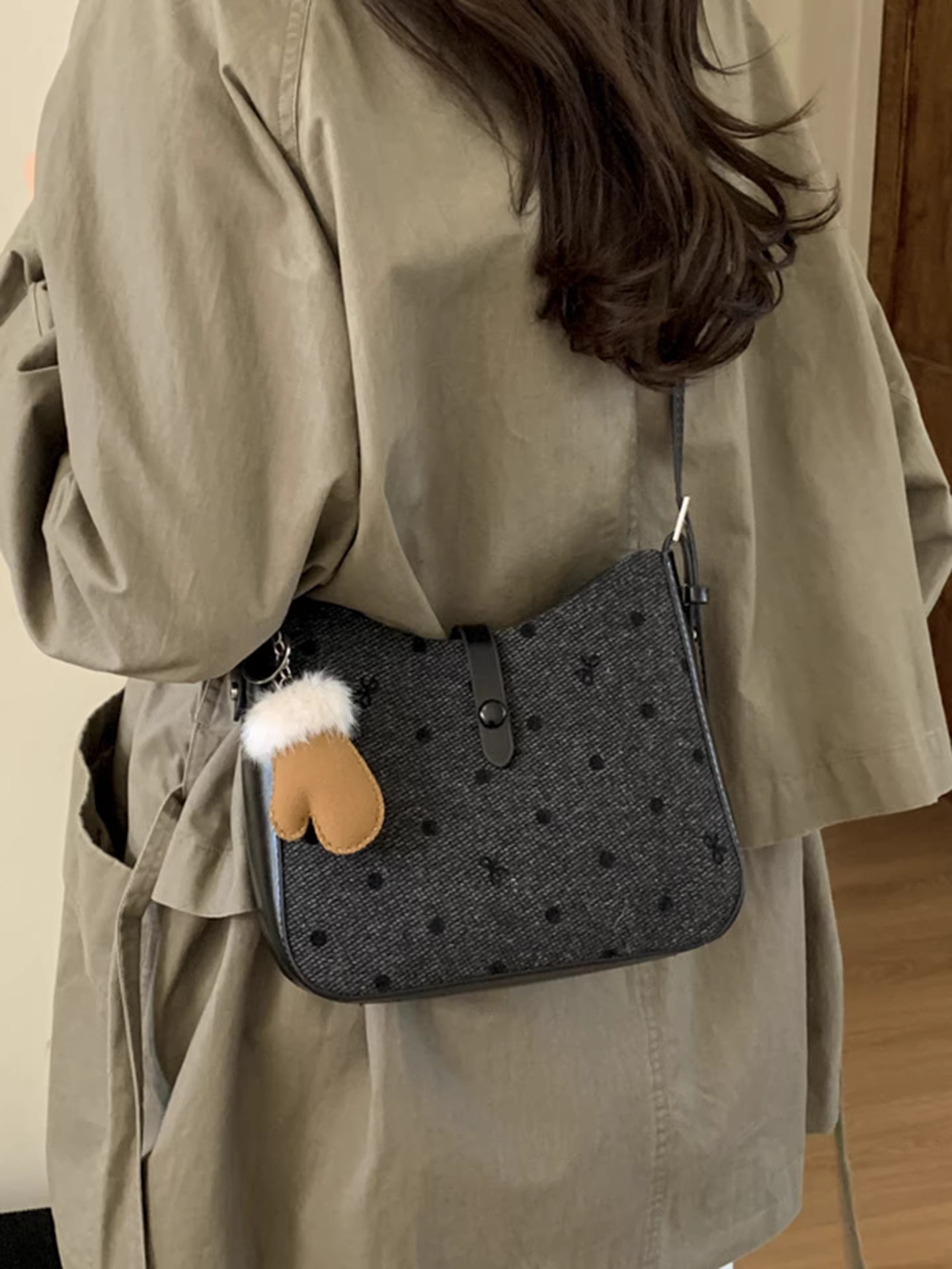 Túi xách retro rất thời trang dành cho nữ, mẫu mới thu đông 2025, túi đeo vai và đeo chéo đa năng, mẫu túi bucket đang thịnh hành năm nay.