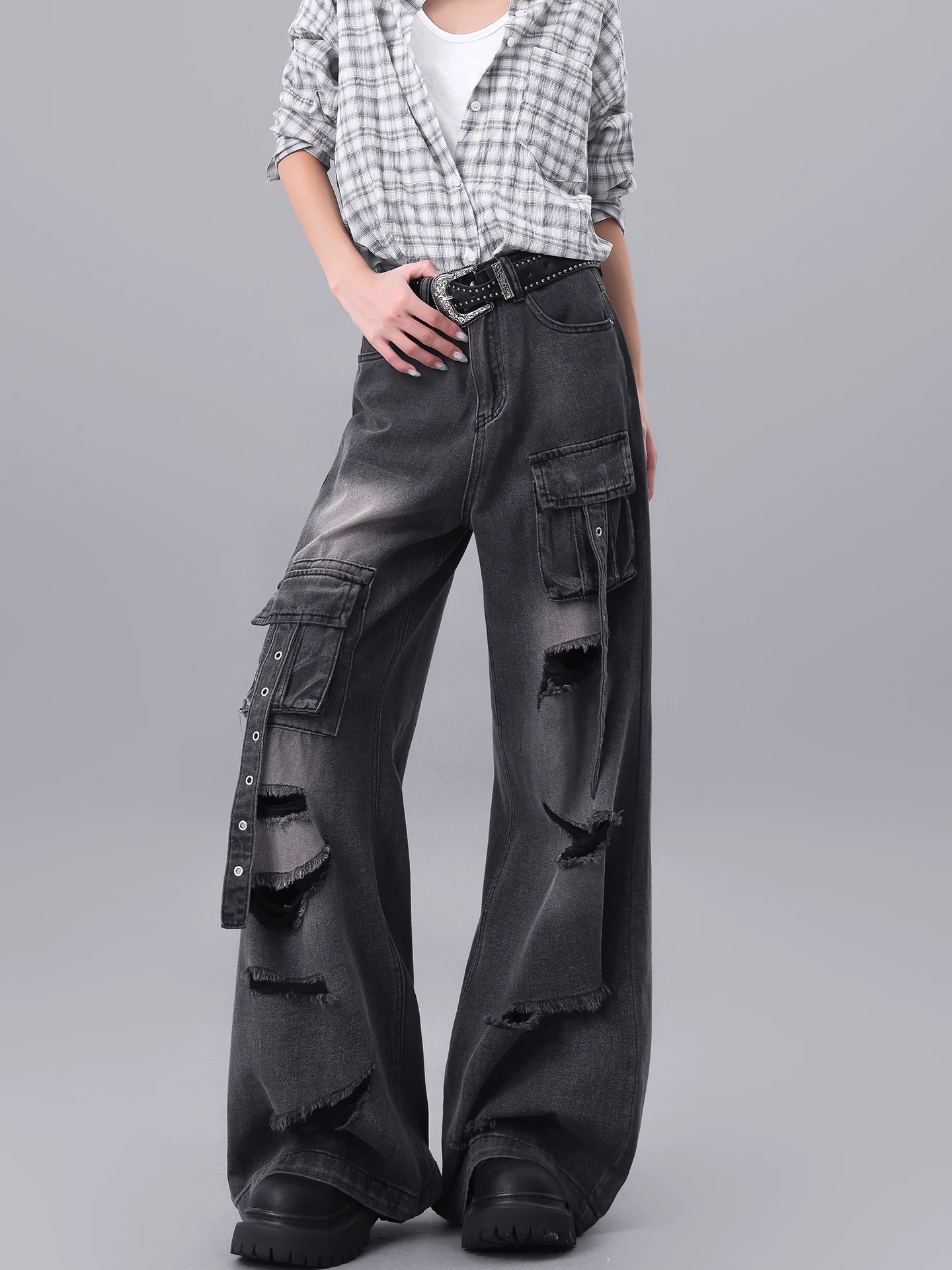 KEN STUDIO Quần jean cargo rách màu đen kiểu Mỹ dành cho nữ với thiết kế độc đáo, quần ống rộng dài đến sàn nhiều túi.