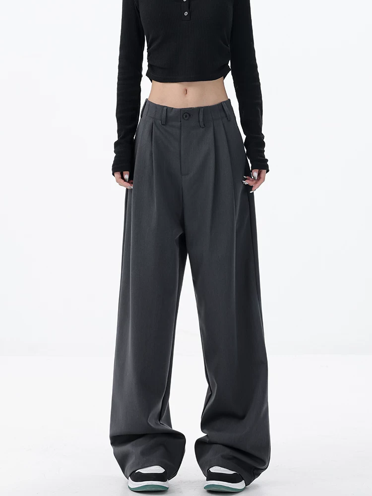 Quần âu dáng suông thiết kế độc đáo của KEN STUDIO dành cho nữ với thiết kế xếp ly, quần ống rộng tôn dáng.