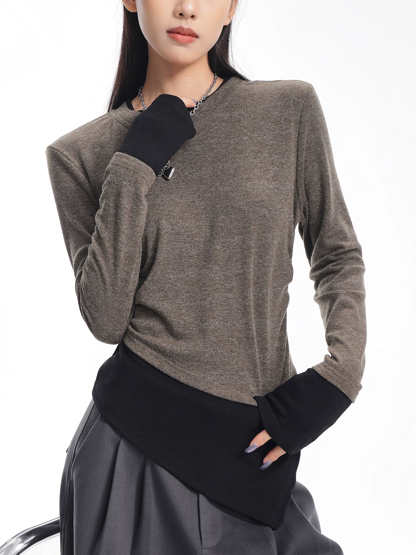 KEN STUDIO Áo thun dài tay mềm mại màu xanh quân đội mùa thu đông mới dành cho nữ với thiết kế giả hai mảnh và áo bên tr