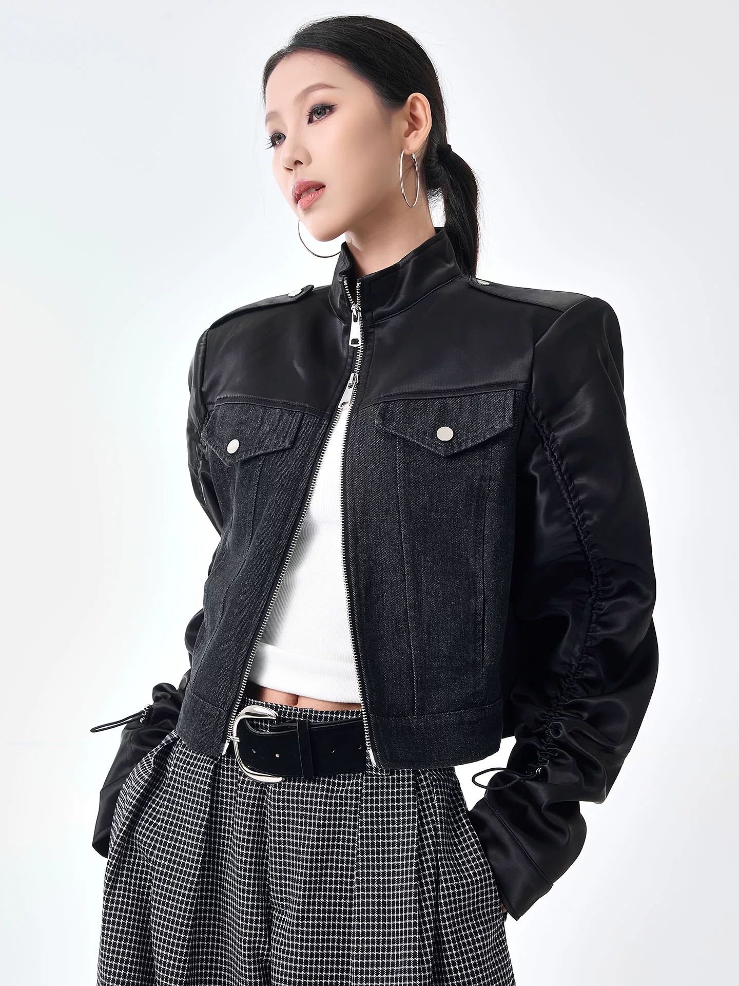 Áo khoác đen mùa thu đông mới của KEN STUDIO dành cho nữ với thiết kế nối denim, áo khoác ngắn dáng ôm giản dị