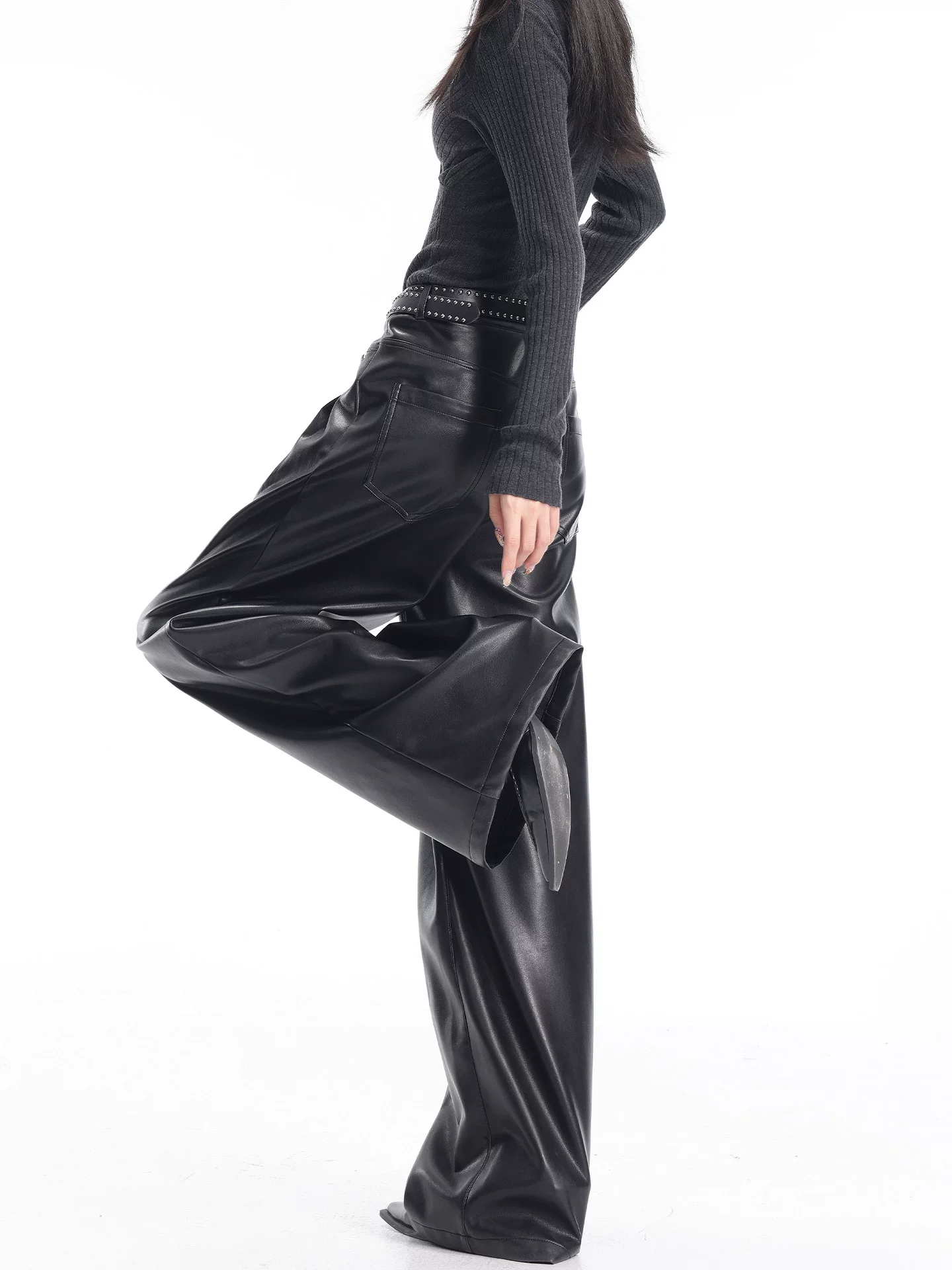 KEN STUDIO Quần da PU màu đen thu đông mới dành cho nữ với thiết kế đinh tán, dáng rộng và đa năng, quần ống rộng giúp thon gọn