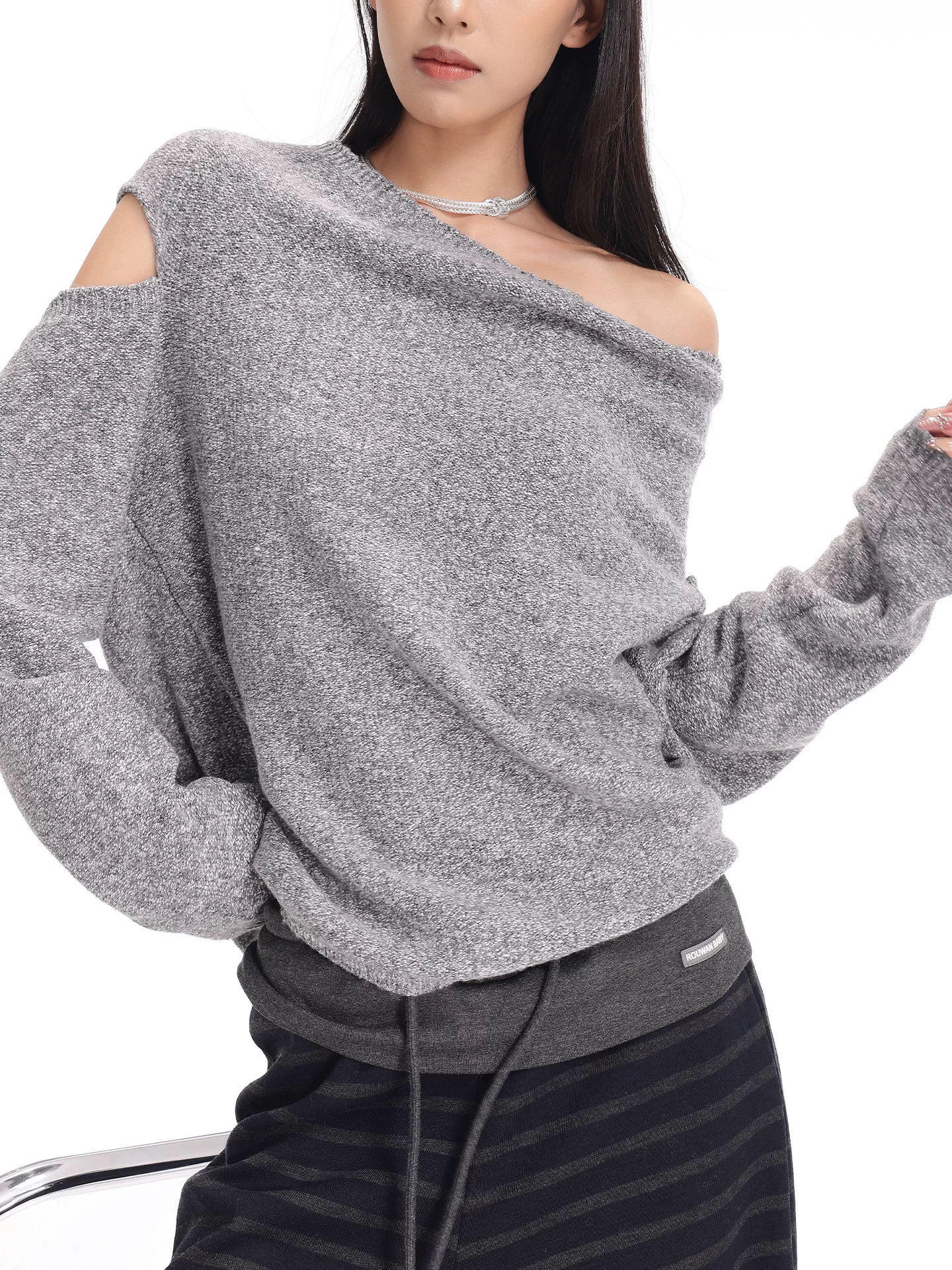 KEN STUDIO Áo len chui đầu một vai màu xám mới thu đông dành cho nữ, áo len trễ vai kiểu dáng lười biếng thanh lịch