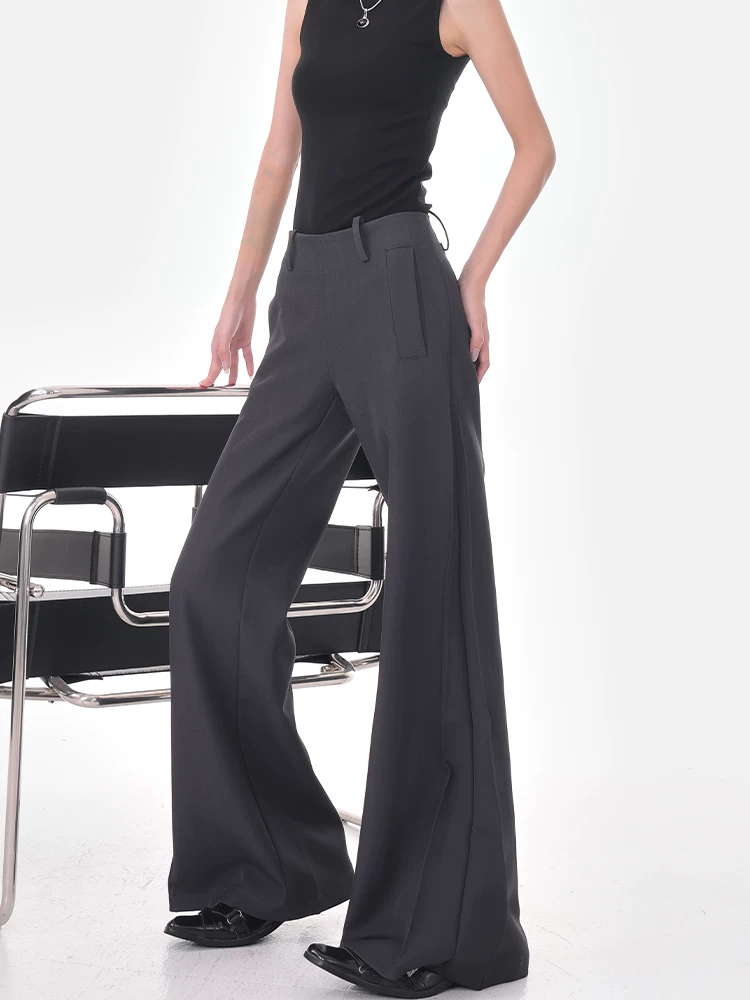 KEN STUDIO Xuân Thu Phong cách mới Quần âu ống loe màu xám đậm dành cho nữ, xếp nếp, thon gọn, quần ống rộng đa năng, quần dài ngang sàn