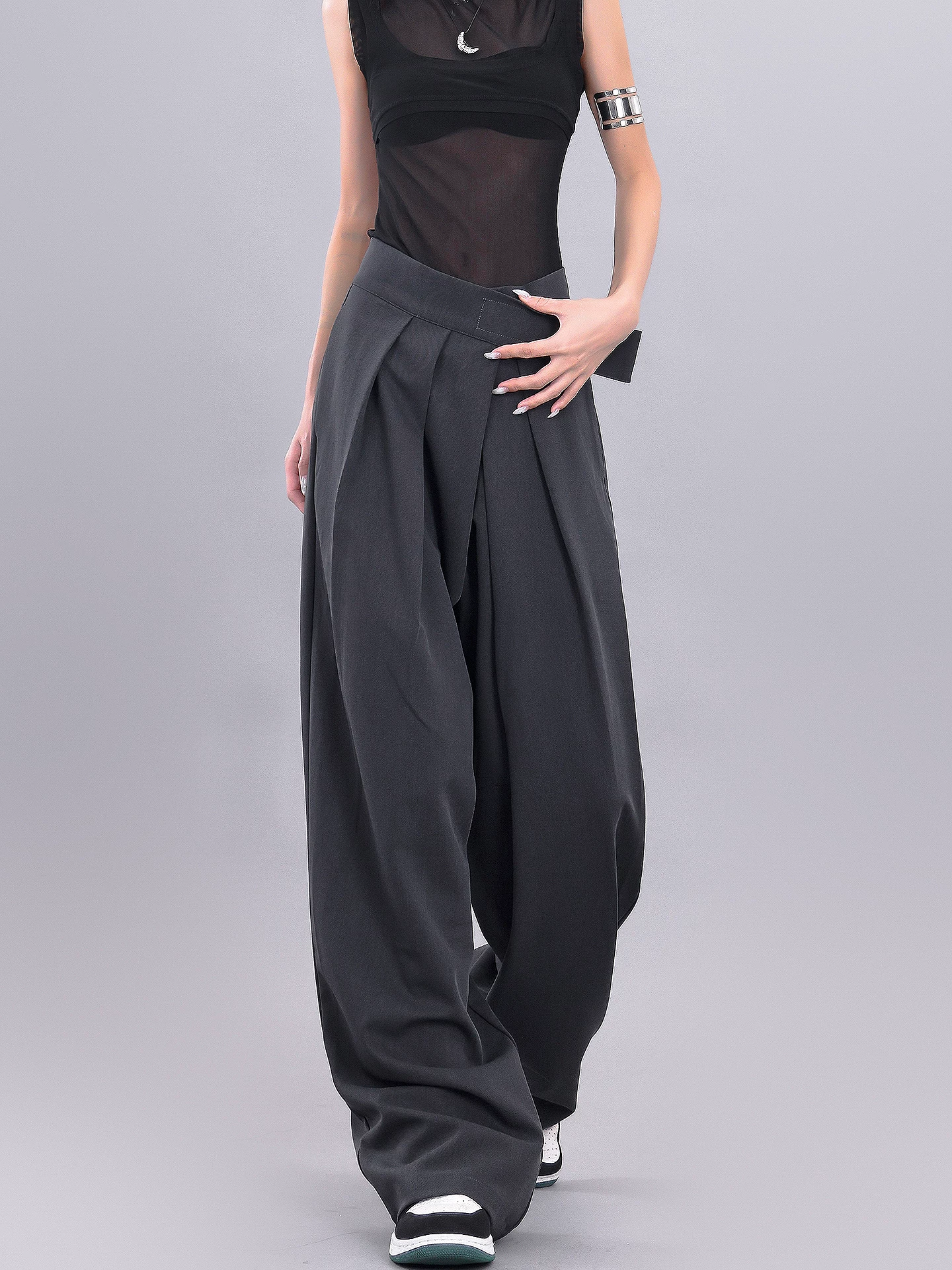 Quần tây xếp nếp lưng cao màu xám của KEN STUDIO dành cho nữ với thiết kế Velcro, quần ống rộng dáng rộng và tôn dáng