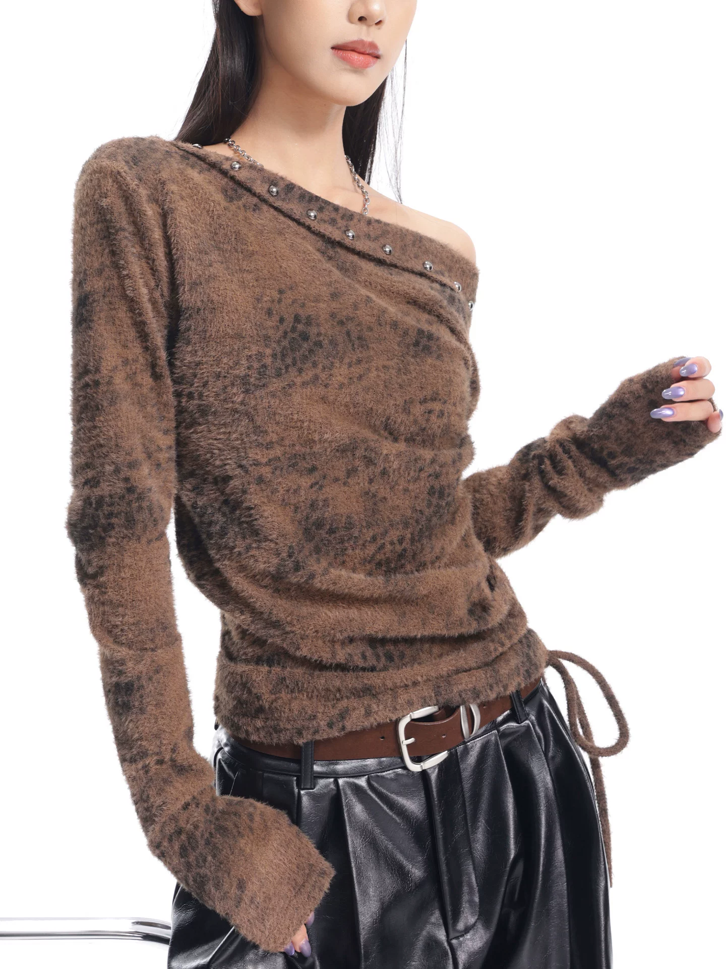 KEN STUDIO Áo thun dài tay cổ chéo in họa tiết da báo màu cà phê mùa thu đông mới dành cho nữ với thiết kế lệch vai bất đối xứng