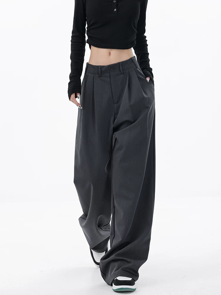 Quần âu dáng suông thiết kế độc đáo của KEN STUDIO dành cho nữ với thiết kế xếp ly, quần ống rộng tôn dáng.