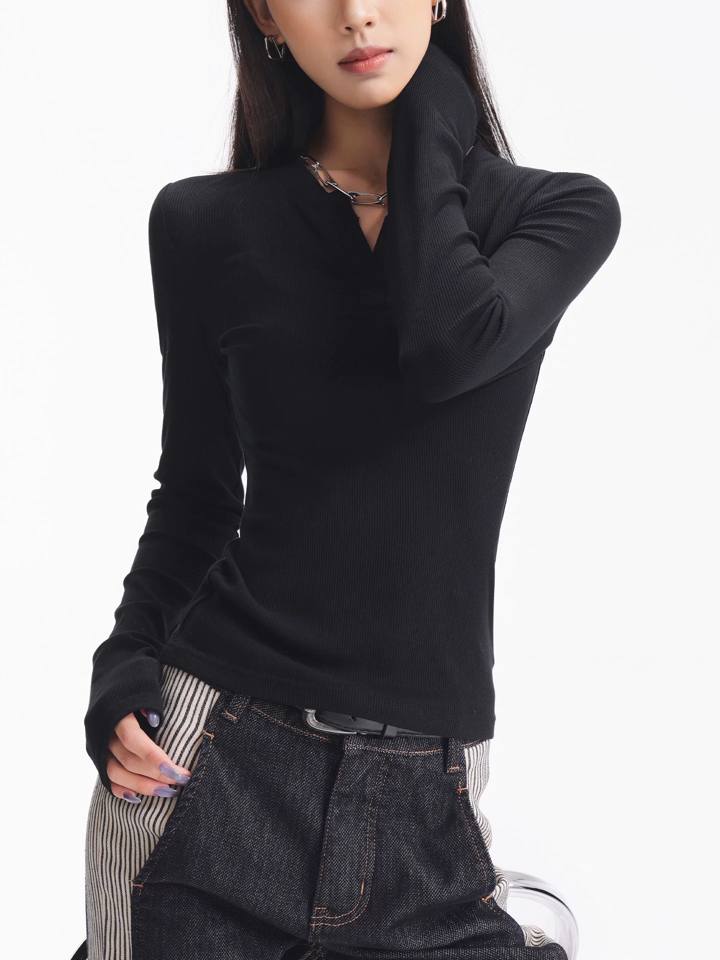 KEN STUDIO Áo dệt kim dài tay màu đen thu đông mới dành cho nữ với thiết kế cổ áo nửa hở, kiểu dáng ôm sát và áo bên trong giúp thon gọn