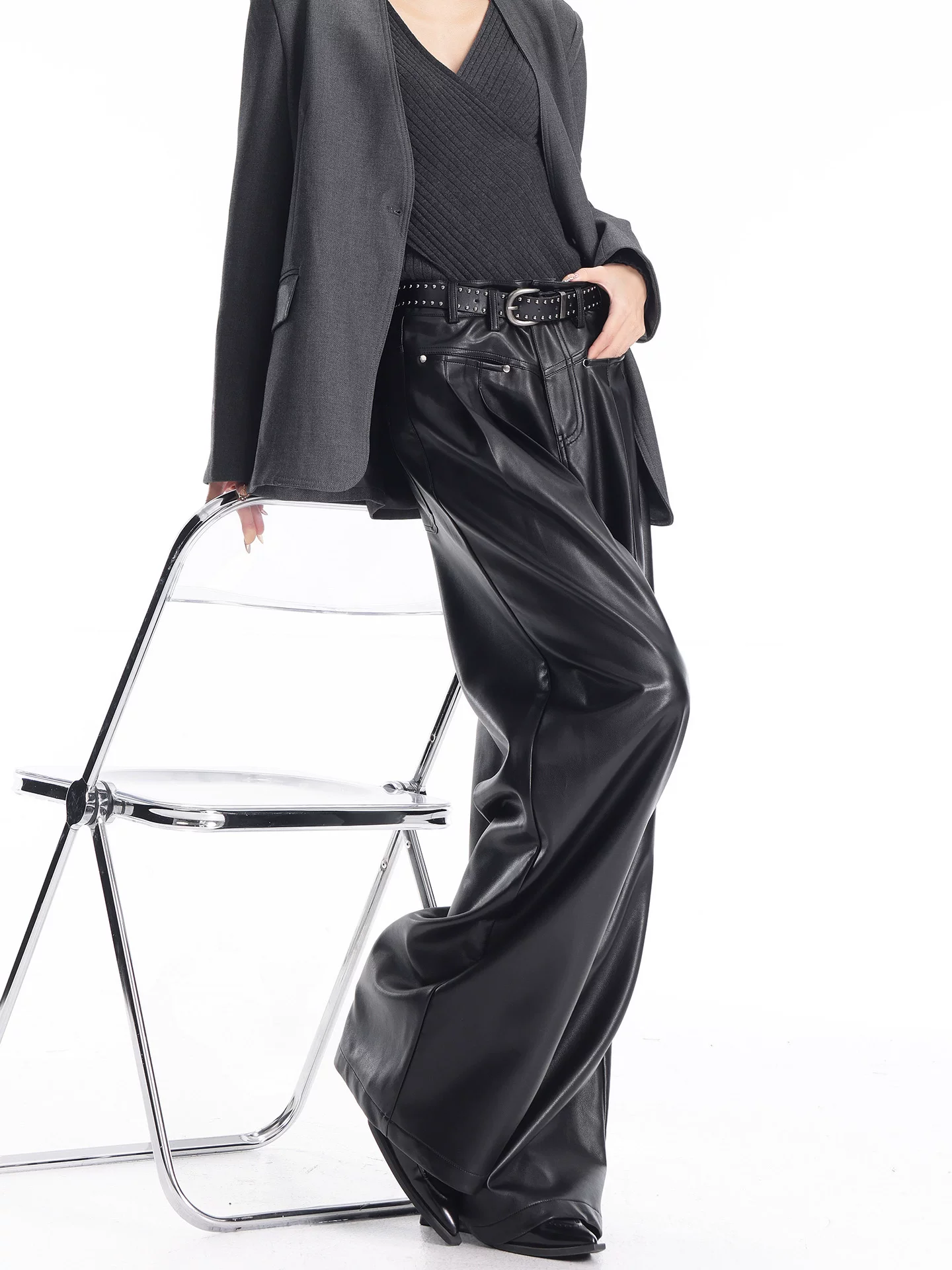 KEN STUDIO Quần da PU màu đen thu đông mới dành cho nữ với thiết kế đinh tán, dáng rộng và đa năng, quần ống rộng giúp thon gọn