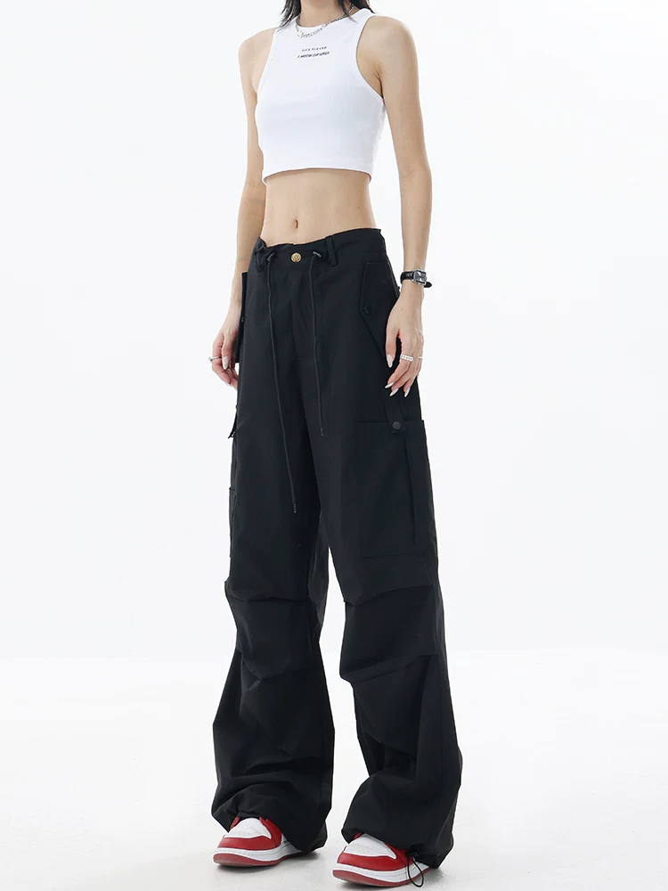 KEN STUDIO Quần cargo màu đen mùa hè mới dành cho nữ có túi xếp ly lớn, quần ống rộng tôn dáng sành điệu