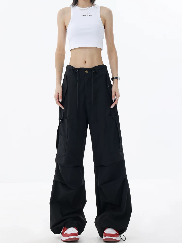 KEN STUDIO Quần cargo màu đen mùa hè mới dành cho nữ có túi xếp ly lớn, quần ống rộng tôn dáng sành điệu