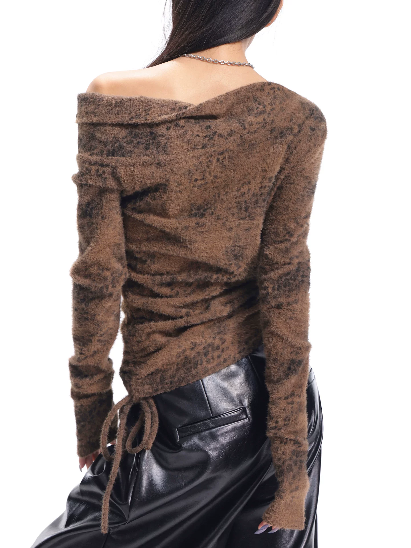 KEN STUDIO Áo thun dài tay cổ chéo in họa tiết da báo màu cà phê mùa thu đông mới dành cho nữ với thiết kế lệch vai bất đối xứng