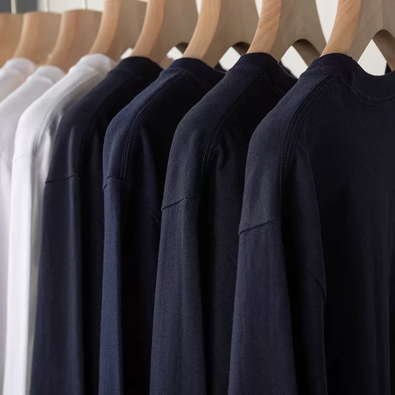 Đồ xuất khẩu dư thừa ~ Áo thun dài tay cơ bản, chất liệu dày dặn, màu xanh navy, kiểu dáng rộng rãi và đơn giản, đã được cắt mác.