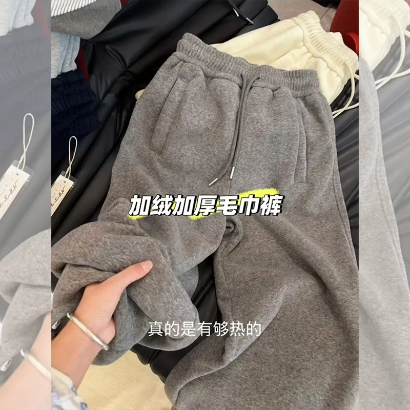 Quần jogger thể thao nữ chất liệu nỉ lót lông, cạp cao, kiểu dáng xu hướng thu đông, giá ưu đãi tại cửa hàng xuất khẩu.