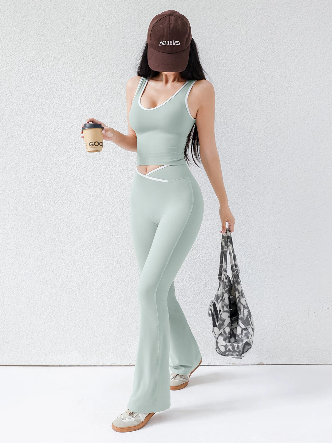 Bộ đồ tập thể thao nữ phong cách Kardashian, quần cạp cao phối màu, áo hai dây có đệm ngực.