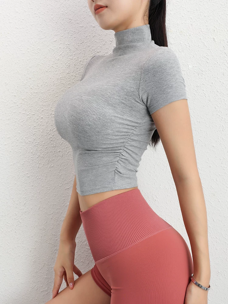 Áo tập yoga kiểu Mỹ ôm sát, màu trơn, cổ cao vừa phải, chất liệu nhanh khô, tay ngắn, ôm sát người, thích hợp cho mùa hè.