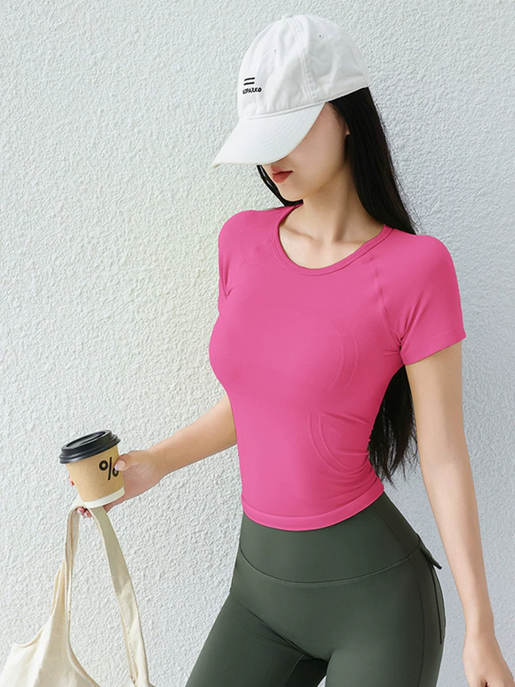 Áo tập yoga ngắn tay ôm sát, chất liệu liền mạch, có họa tiết, cổ tròn, thoáng khí, giúp thon gọn dáng người.